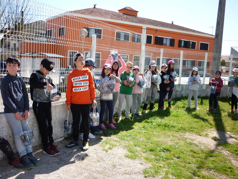 Alunos a preparar-se para montar a horta vertical.